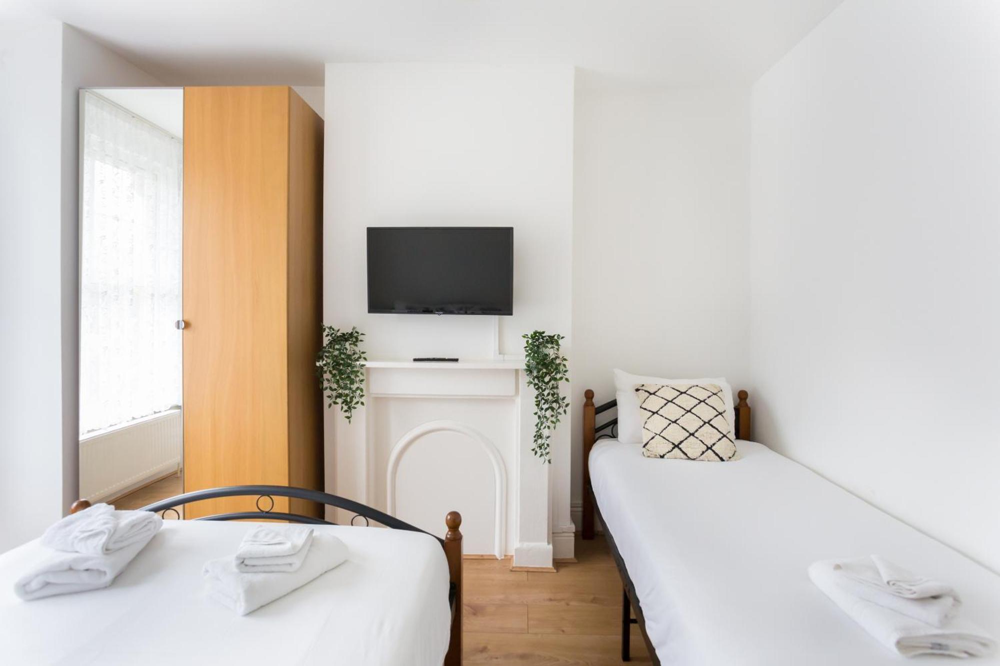 לונדון Wood Green Budget Rooms - Next To Mall & Metro Station - 10 Min To City Center מראה חיצוני תמונה